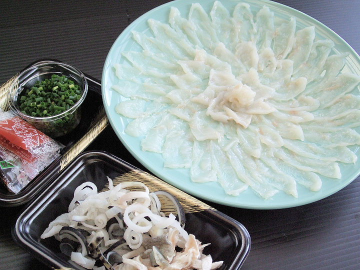 魚屋が作るボリュームふぐ刺し たっぷり２人前